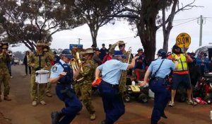 3 policières australiennes dansent sur Killing In The Name