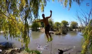 Un funambule s'éclate sur un fil au dessus d'une dizaine de crocodiles !