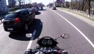 Des motards sauvent un chien perdu sur la route