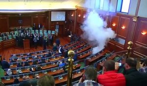 Kosovo : l'opposition lance des gaz lacrymogènes dans le Parlement