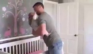 Ce Bebe Est Terriblement Jaloux De Papa Et Maman Quand Ils Font Des Calins Sur Orange Videos