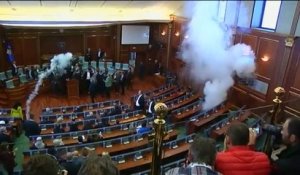 Kosovo : les députés de l’opposition jettent des gaz lacrymogènes au Parlement, pour la seconde fois