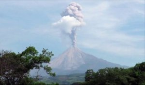 Nouvelle éruption spectaculaire du volcan Colima au Mexique