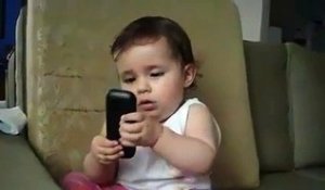 Un bébé imite son papa au téléphone... Grande conversation