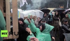 Les manifestants du « Maïdan des tarifs » campent sous la pluie près du cabinet des ministres à Kiev