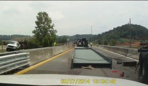 Enorme accident d'un camion qui transporte une poutre métallique géante