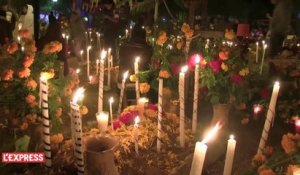 Les Mexicains font la fête au cimetière pendant le "Jour des morts"