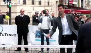 Novak Djokovic joue au tennis sur les Champs-Elysées