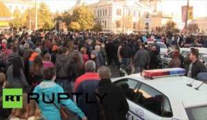 Des milliers de personnes défilent pour rendre hommage aux victimes de la nuit meurtrière à Bucarest