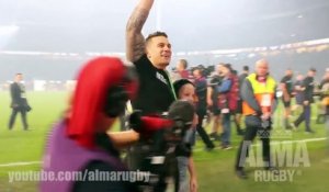 Un jeune fan de rugby reçoit la médaille d'or d'un des Néo zélandais après avoir été plaqué au sol par la sécurité