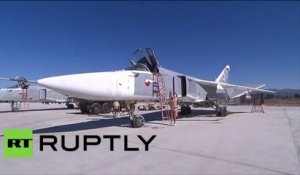 Préparatifs d’un avion de combat russe Su-24 pour un raid anti-terroriste