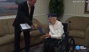 Elle font en larme quand elle reçoit son diplome ... à 97 ans !