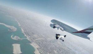 Ils volent en Jet Pack à coté d'un avion A380 d'Emirates à Dubai