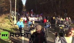 PEGIDA fait une chaine humaine sur la frontière tchèque pour protester contre la venue des réfugiés