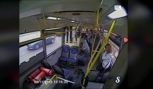 Le crash d'un bus filmé de l'intérieur