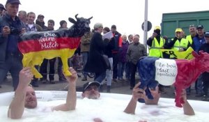 Les producteurs de lait bloquent le pont de l'Europe