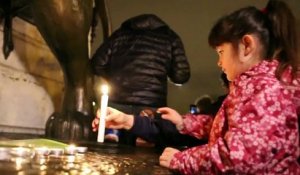 Attentats : Paris s'illumine de bougies en hommage aux victimes