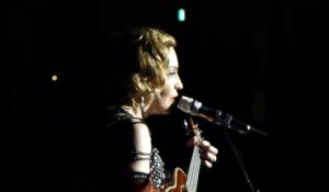 Attentats à Paris:  Madonna rend hommage aux victimes des attentas du 13 novembre en chantant «La vie en rose» en français