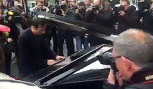 Un pianiste joue "Imagine" au piano près du Bataclan