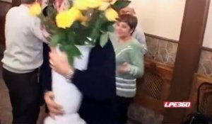 Un Russe bourré tente de soulever sa femme