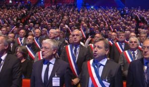 Hollande et les maires de France scandent la Marseillaise