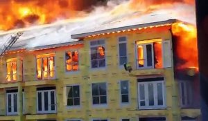 Sauvetage d'un ouvrier dans un bâtiment en feu à Houston (US)