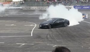 Une Tesla S fait des drifts épiques lors d'un évènement automobile au Japon