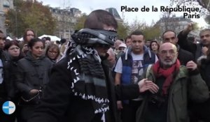 Attentats paris un musulman, les yeux bandés, demande des -câlins- aux passants