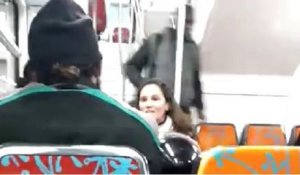 Une femme agresse verbalement un homme en djellaba dans le RER