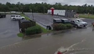 Glissade derrière un pickup pendant une inondation