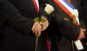 Les hommages aux victimes devant le Stade de France, en 42 secondes