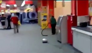 Quand une débile passe l'aspirateur... Hilarant!