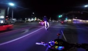 Quand un motard s'amuse à narguer des policiers en faisant du stunt juste devant eux