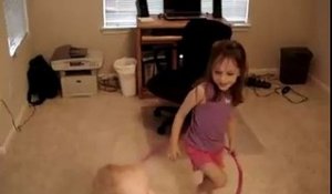 Un bébé pense qu'il fait du Hula-Hoop... Trop mignon