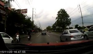 Instant Karma pour les passagers d'un scooter