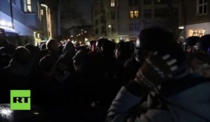 A Berlin, la police anti-émeute affronte avec les manifestants antifa
