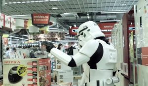 Deux stormtroopers dans un magasin