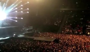 Le groupe Scorpions fait chanter la Marseillaise à son public