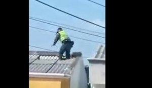 Une policière chute à travers un toit en poursuivant un criminel