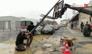 Creil : ils enlèvent un poteau électrique pour stopper une fuite d'eau