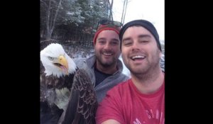 Selfie avec un aigle qu'ils viennent de libérer