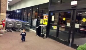 La Réaction adorable d'un enfant qui Découvre les Portes Coulissantes automatiques pour la première fois