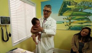 Un pédiatre montre sa technique pour calmer un bébé