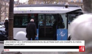 Le Blue Tram sur les Champs-Elysées pendant la #COP21