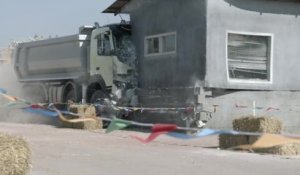 Attention les dégâts : Une enfant de 4 ans conduit un camion de 18 tonnes