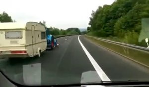 Une caravane tirée par un tracteur double sur l'autoroute