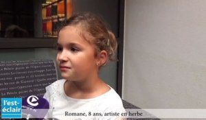 Romane, 8 ans, a dessiné pour le film de Noël projeté sur la mairie de Troyes
