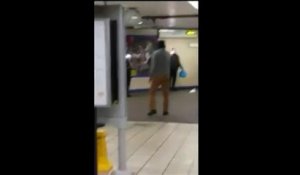 Attaque au couteau dans le métro de Londres : l'arrestation filmée en direct