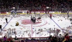 Tradition oblige: 28 000 ours en peluche ont été jetés sur un terrain de hockey