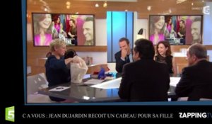C à Vous : Jean Dujardin reçoit un cadeau pour sa fille